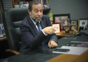 Serdar Denktaş: “Kamunun mali yapısı tam anlamıyla çöktü”
