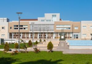 DAÜ Rektörlüğü toplu mesaj engelini savundu: Kurumsal tarafsızlığı koruyoruz