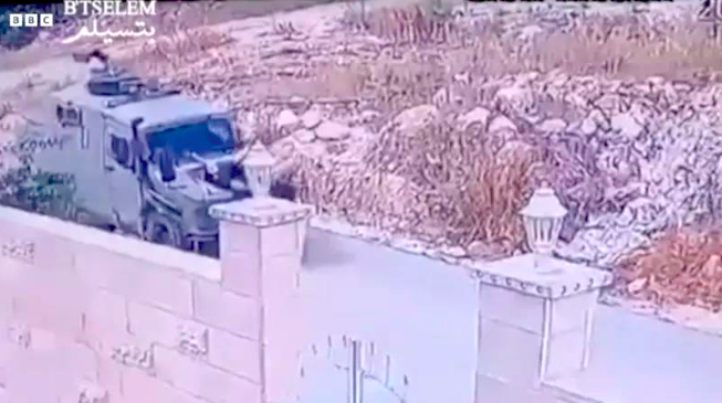 İki Filistinli daha yaralı halde İsrail askeri aracına bağlandıklarını anlattı