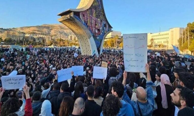 Suriye halkı tepkili: Yüzlerce Suriyeli laik devlet talebiyle sokağa çıktı