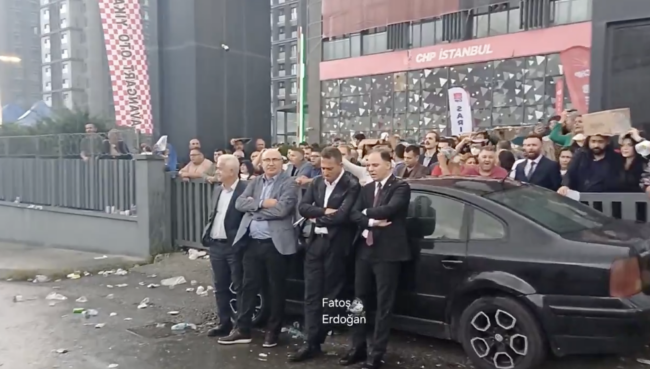 CHP İstanbul il binası polis çemberinde | Vatandaşlar, binaya girmek isteyen polisleri engelledi!
