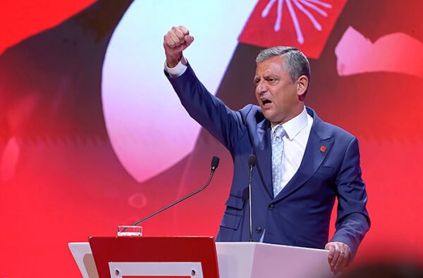 Özgür Özel Financial Times’a konuştu: “Erdoğan hukuk darbesi yapıyor, baskı devam ederse Türkiye’de hayatı durma noktasına getirecek eylemler yaparız”