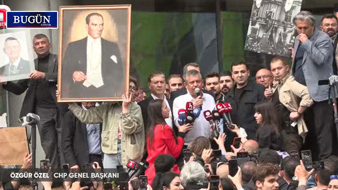 “CHP bundan sonra sokaktadır”: Özgür Özel polis zoruyla genel merkezden çıkarıldı