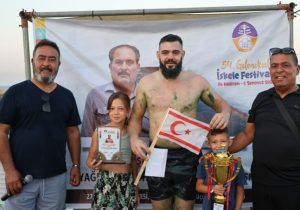 Aytan Tosun tecrübesini konuşturdu, yağlı direkten bayrağı kaptı