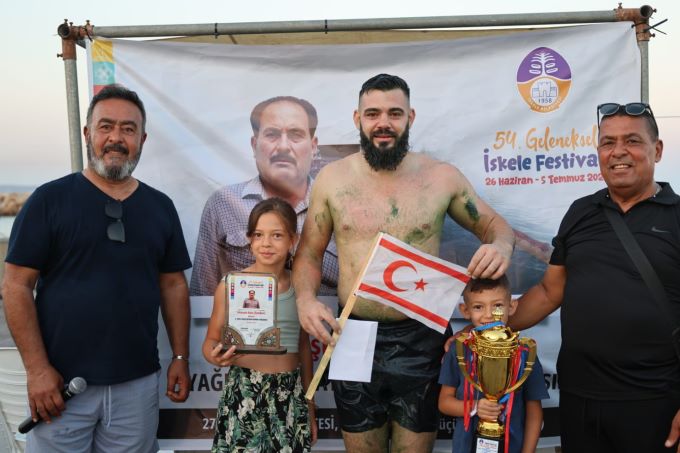 Aytan Tosun tecrübesini konuşturdu, yağlı direkten bayrağı kaptı