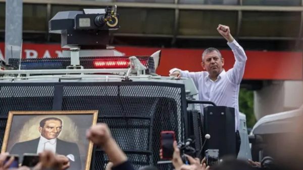 Özel’den Newsweek’te demokrasi uyarısı: “Türkiye krizi artık NATO’nun da meselesi”