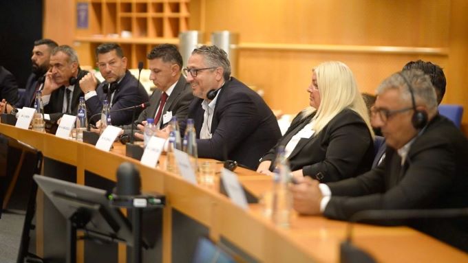 ELAM itiraz etti, Avrupa Parlamentosu toplantıyı sürdürdü