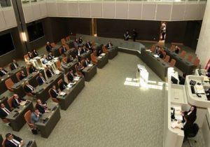 Meclis tatile girdi: 14 saatlik son oturumda 24 yasa kabul edildi
