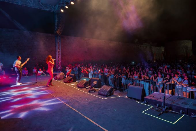 Mağusa’da festival coşkusu Selin Geçit konseriyle başladı