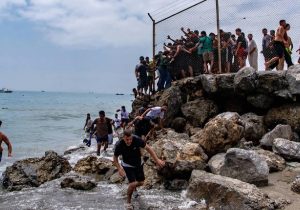 Ceuta sınırında göç krizi: 800’den fazla kişi denizden İspanya’ya geçmeye çalıştı