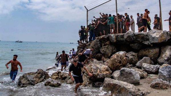 Ceuta sınırında göç krizi: 800’den fazla kişi denizden İspanya’ya geçmeye çalıştı