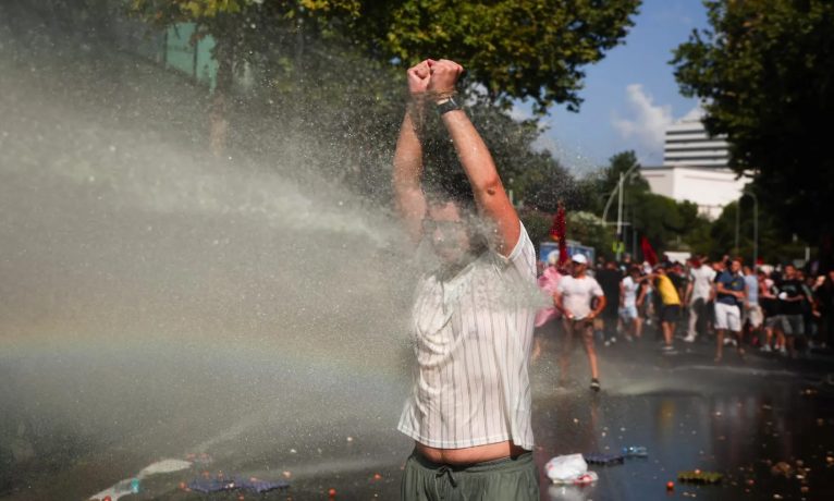 Arnavutluk’ta protestocular ile polis karşı karşıya: “Bizi birleştirdiğin için teşekkürler Trump”