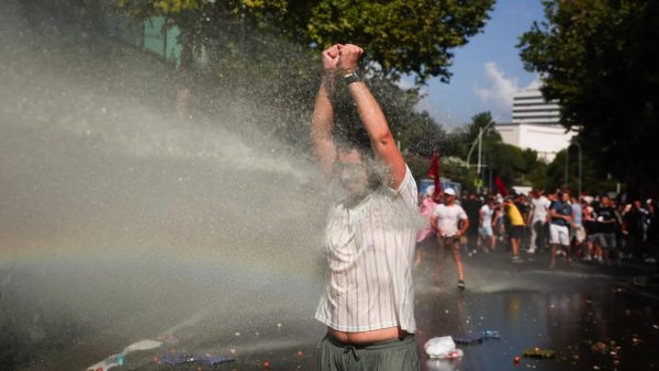 Arnavutluk’ta protestocular ile polis karşı karşıya: “Bizi birleştirdiğin için teşekkürler Trump”