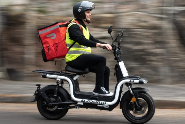 Trafikte kapsamlı değişiklik: E-moped için 18 yaş ve kask zorunluluğu