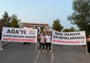 KTÖS’ten AÖA mezuniyetinde protesto: “Bu kurumu sahte diploma merkezine dönüştürmenize izin vermeyeceğiz”