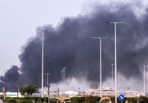 İran, Bahreyn ve Kuveyt’teki ABD askeri hedeflerini vurduğunu duyurdu
