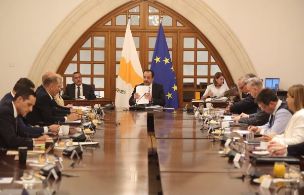Guterres ziyareti öncesinde siyasi partilerden Hristodulidis’e destek