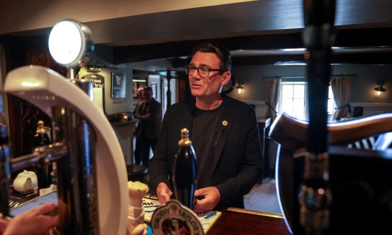 Burnham’dan pub ve müzik mekanlarına vergi indirimi: “Toplumun kalbini koruyacağız”