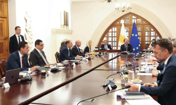 Hristodulidis, Guterres ziyareti öncesinde parti liderlerini topluyor