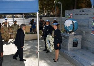 Guterres, Ledra Palace önündeki BM anıtına çelenk koydu