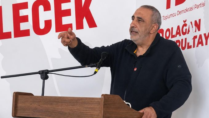 Emiroğulları: “Üstel kendisini Yüksek Seçim Kurulu’nun yerine mi koymaktadır?”