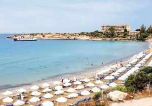 Kıbrıs’ın ünlü Coral Bay plajı erozyon nedeniyle küçüldü