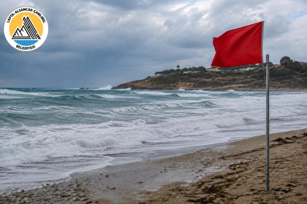 Kırmızı bayrak çekilen plajlarda denize giriş yasaklandı