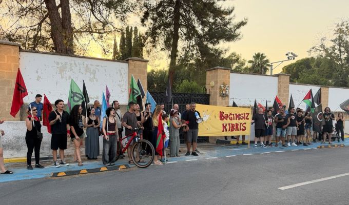 Bağımsız Kıbrıs için sokaktaydılar: “Üslere, ordulara ve dış müdahalelere son”
