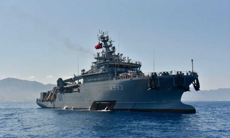 TCG Işın araştırmaya başladı: Enkaza giriş noktası aranıyor
