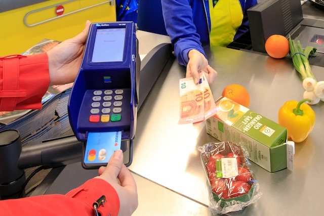 Güneyde ATM’ye gitmeden nakit çekme dönemi: Market, fırın ve benzin istasyonlarının kasasından 100 euroya kadar para alınabilecek