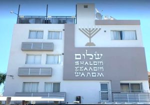 Larnaka’da Chabad’a bağlı sinagog güvenliği için bir şehir bloğu üç yıldır kapalı: Bakan “Haberim yok” dedi