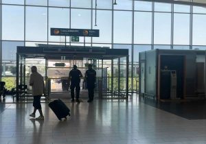 İsrail’e girişi yasaklı kadın Larnaka’da uçağa kadar girdi: Fazladan yolcu sayılınca ortaya çıktı