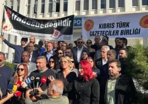 Gazeteciler polis önünde: Bir kişiye iki dava okundu, diğer saldırılar için cuma gününe kadar süre