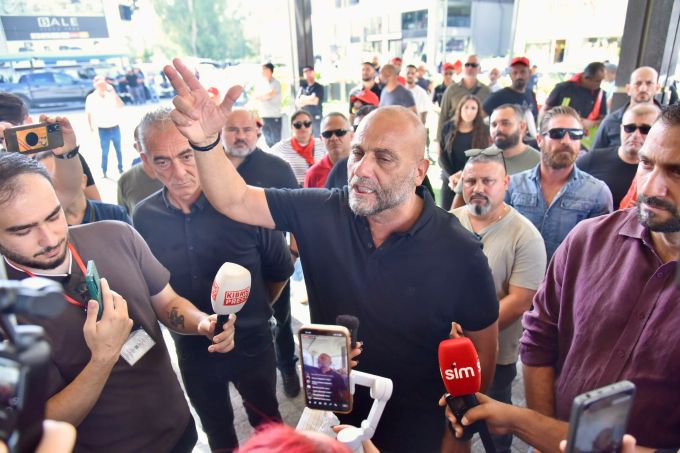 Üstel 50 ‘büyük projeyi’ açıklarken emekçiler otel önündeydi: “Başbakan dışarı!”
