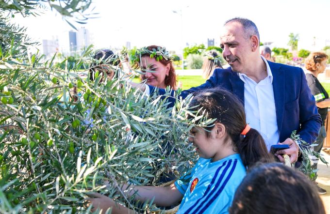 Kızılbaş Parkı’nda 120 öğrenci zeytin topladı, çakıstes yaptı
