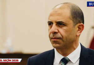 Özersay’dan gazetecilere saldırıya tepki: “Siyasiler mahkeme kararlarına saygı duymalı”