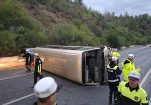 Ciklos’ta otobüs bariyerlere çarpıp devrildi: İki kişi yaralandı